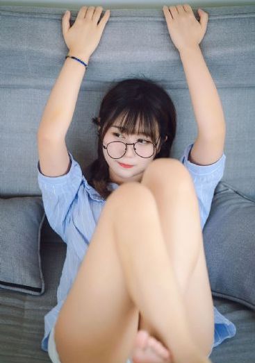 老头把舌头伸进她腿间视频